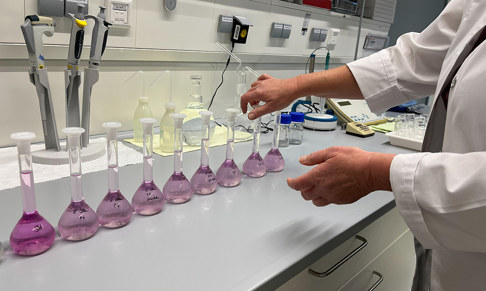Kémcsövek a korróziókutatási laboratóriumban